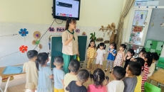 HOẠT ĐỘNG DÁN MŨ CÔ Y TÁ CỦA LỚP BÉ 1 HOẠT ĐỘNG DÁN MŨ CÔ Y TÁ CỦA LỚP BÉ 1
